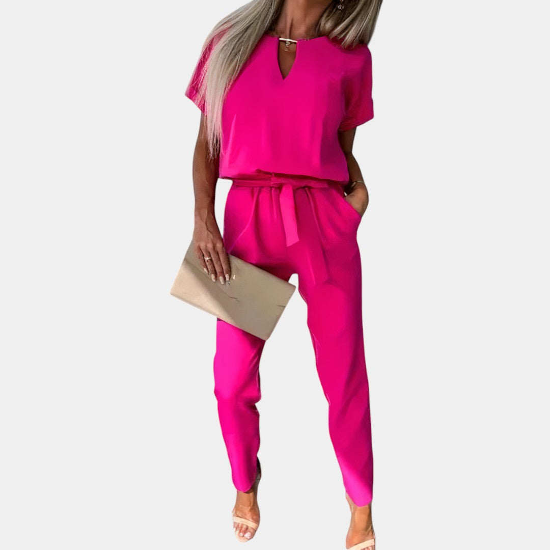 Elegante dames jumpsuit met getailleerde pasvorm in zwart, roze of khaki, perfect voor formele gelegenheden en stijlvolle momenten.