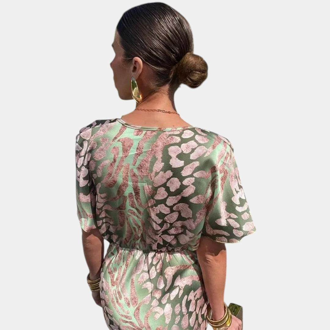 Dames bloemenjurk met V-hals, korte mouwen en plissérok – perfect voor zowel casual als formele momenten in lente en zomer.