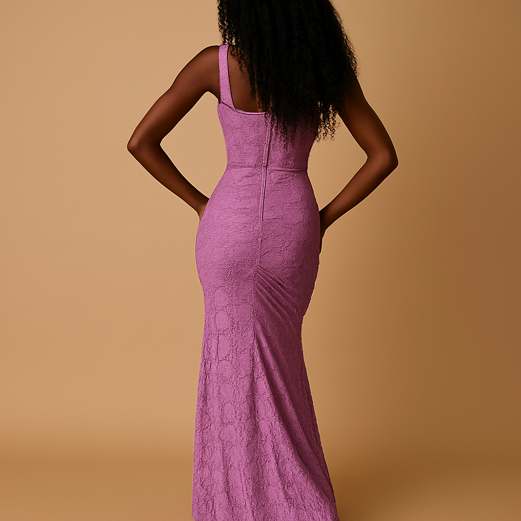 Gebloemde midi-jurk voor dames met lichte stof en elegante pasvorm, ideaal voor tuinfeestjes, brunch of zomerse casual dagen.