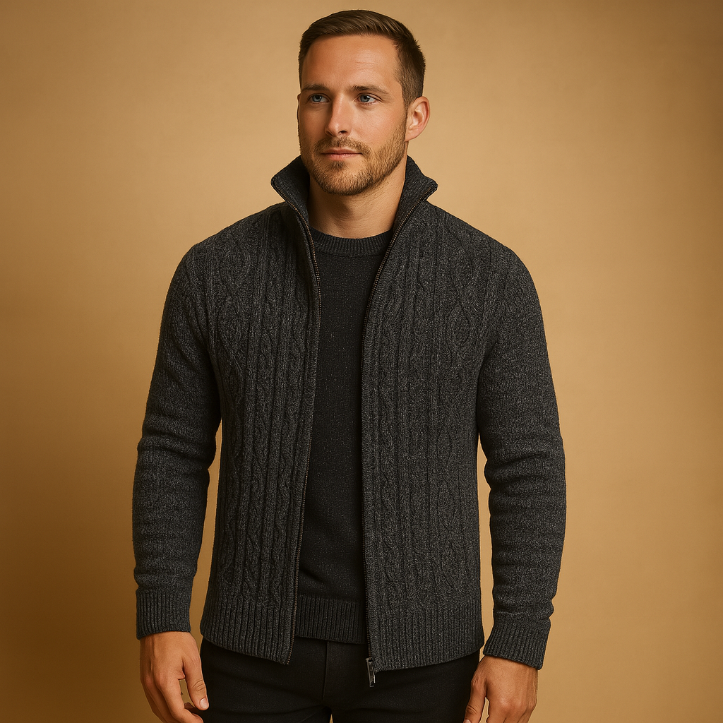 Gebreide heren trui met klassiek kabelpatroon en geruite voering, zacht en duurzaam materiaal. Perfect voor koude dagen en veelzijdige outfits.