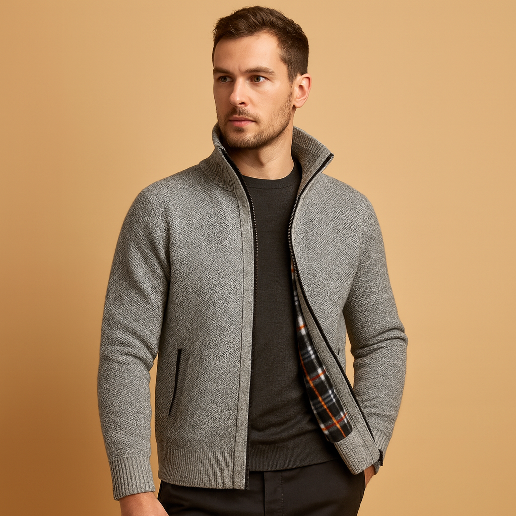 Gebreide heren trui met klassiek kabelpatroon en geruite voering, zacht en duurzaam materiaal. Perfect voor koude dagen en veelzijdige outfits.