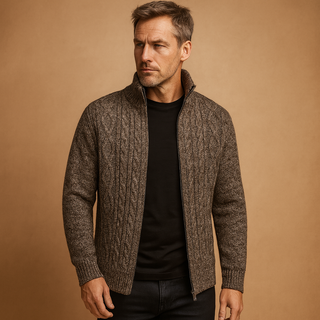 Gebreide heren trui met klassiek kabelpatroon en geruite voering, zacht en duurzaam materiaal. Perfect voor koude dagen en veelzijdige outfits.