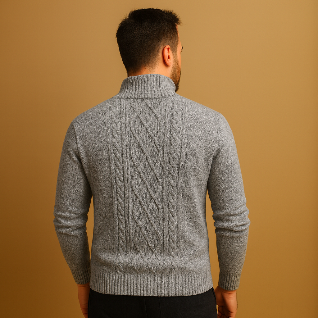 Gebreide heren trui met klassiek kabelpatroon en geruite voering, zacht en duurzaam materiaal. Perfect voor koude dagen en veelzijdige outfits.