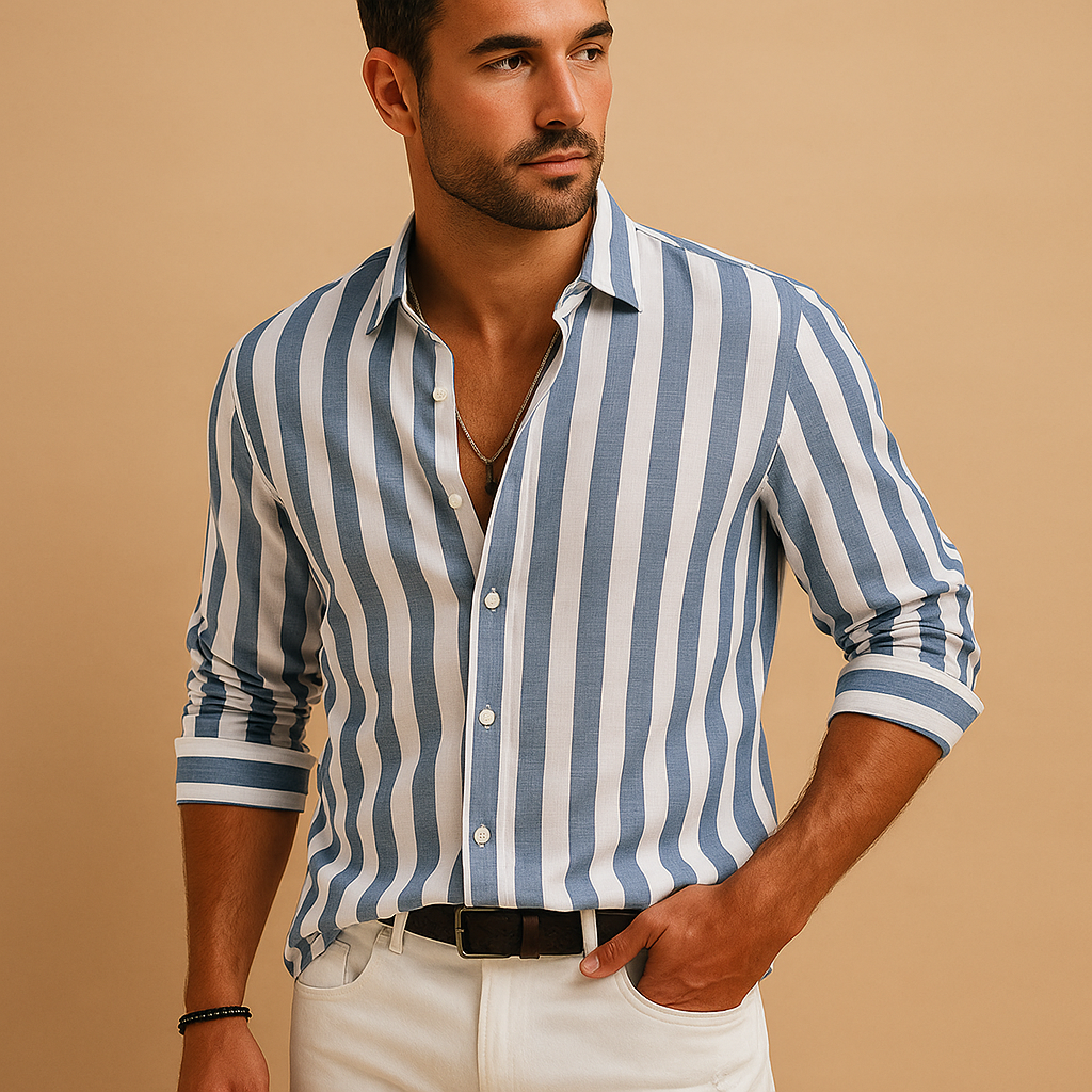 Herenoverhemd met blauw-wit gestreept patroon, moderne pasvorm en lange mouwen, geschikt voor formele en casual gelegenheden.