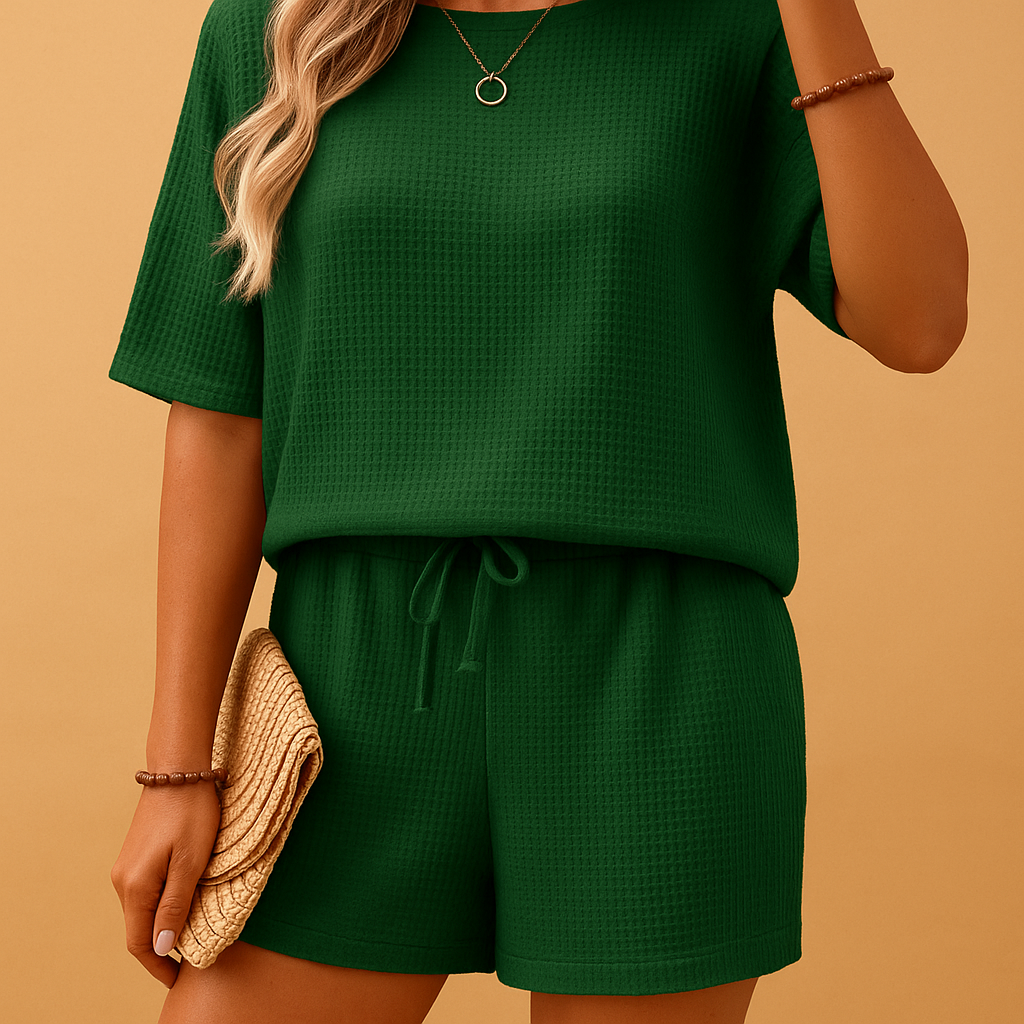 Comfortabele dames loungewear set met losse top en elastische short, ideaal voor casual momenten.