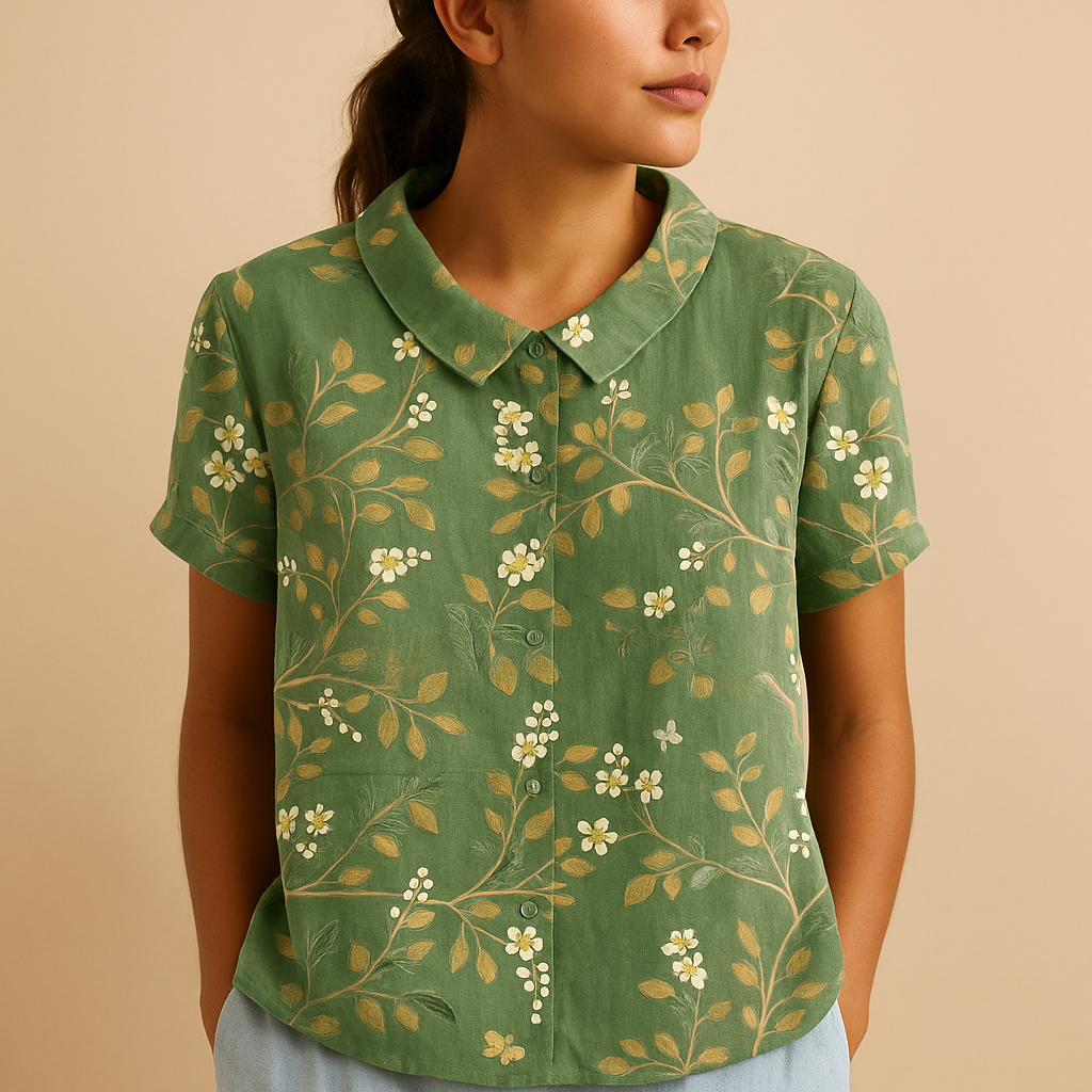 Vrouw draagt een luchtige blouse met vrolijke bloemenprint, ideaal voor zomerse dagen en casual outfits