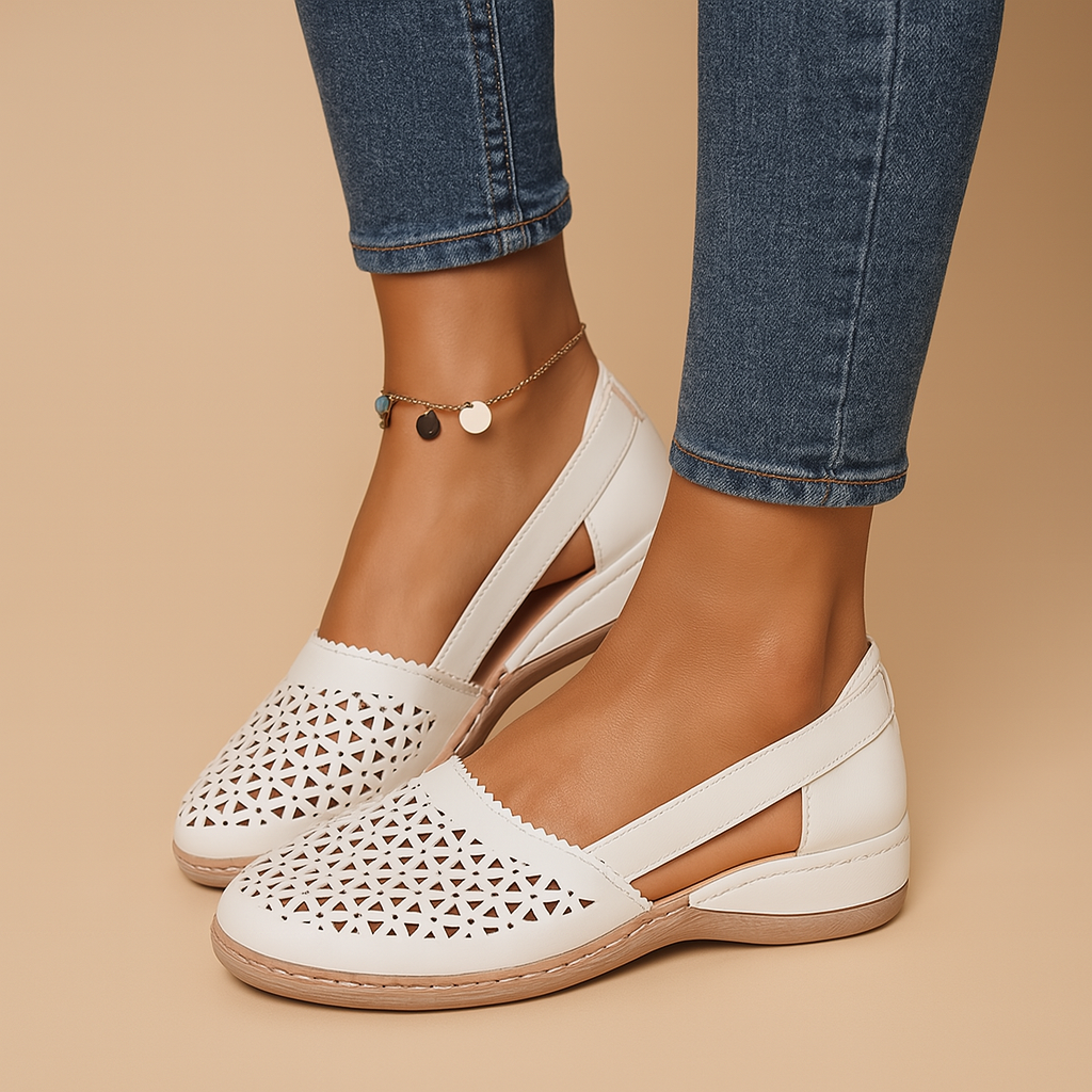 Luchtige instapschoenen voor dames met cut-out details en slip-on ontwerp, ideaal voor zomerse dagen en dagelijks gebruik.