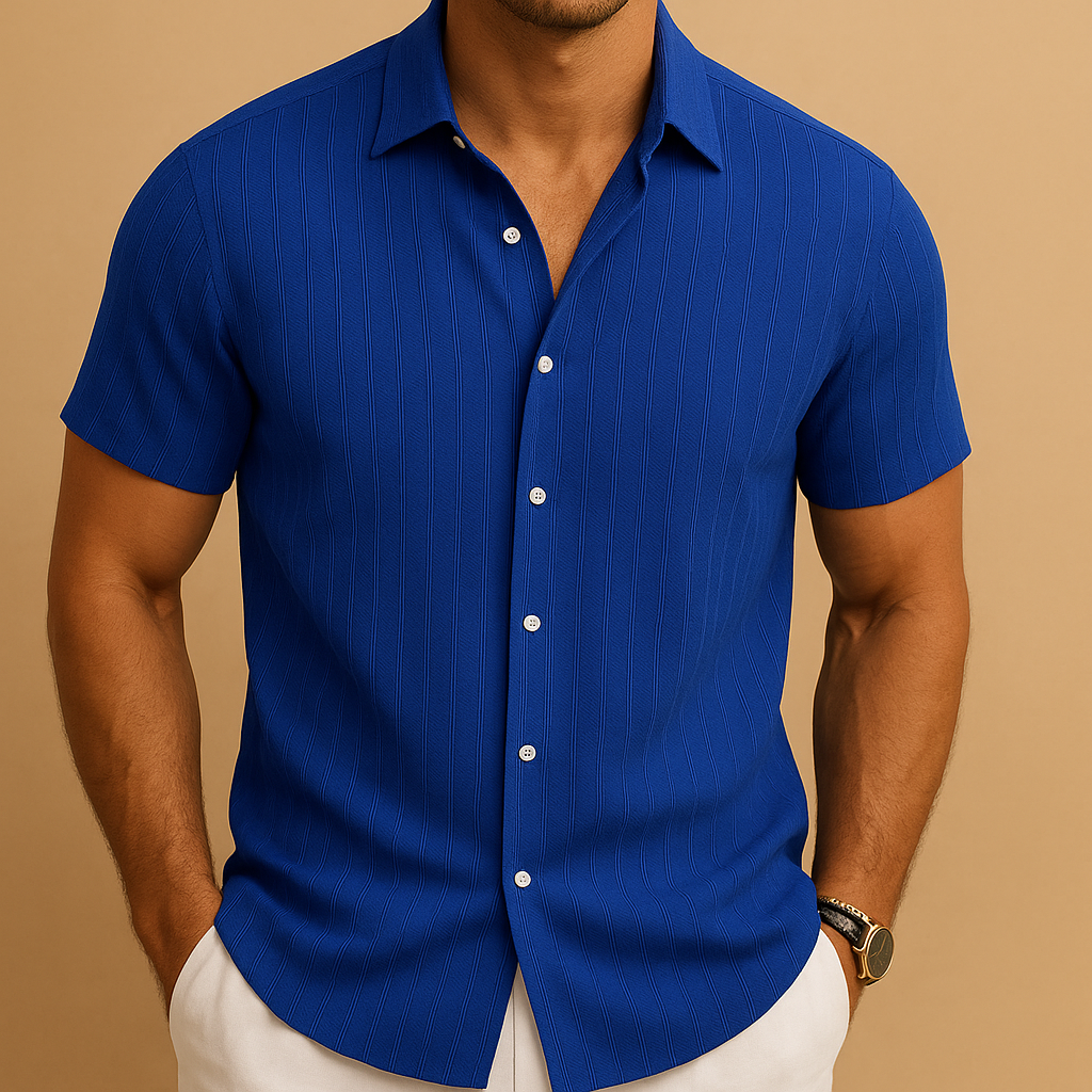 Luchtig herenoverhemd met korte mouwen en klassieke kraag, ideaal voor warme zomerdagen en casual gelegenheden.