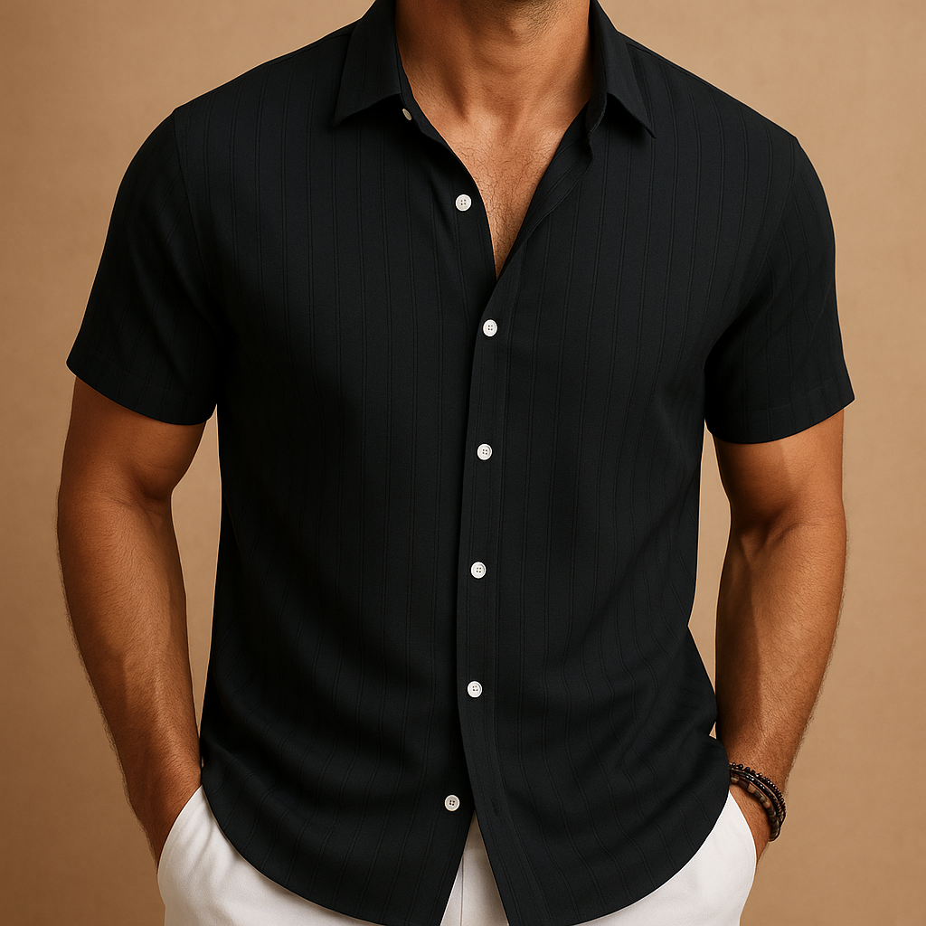 Luchtig herenoverhemd met korte mouwen en klassieke kraag, ideaal voor warme zomerdagen en casual gelegenheden.