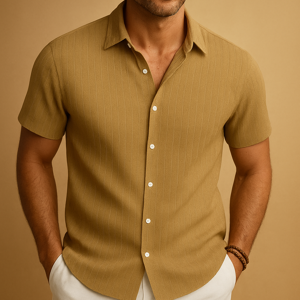 Luchtig herenoverhemd met korte mouwen en klassieke kraag, ideaal voor warme zomerdagen en casual gelegenheden.