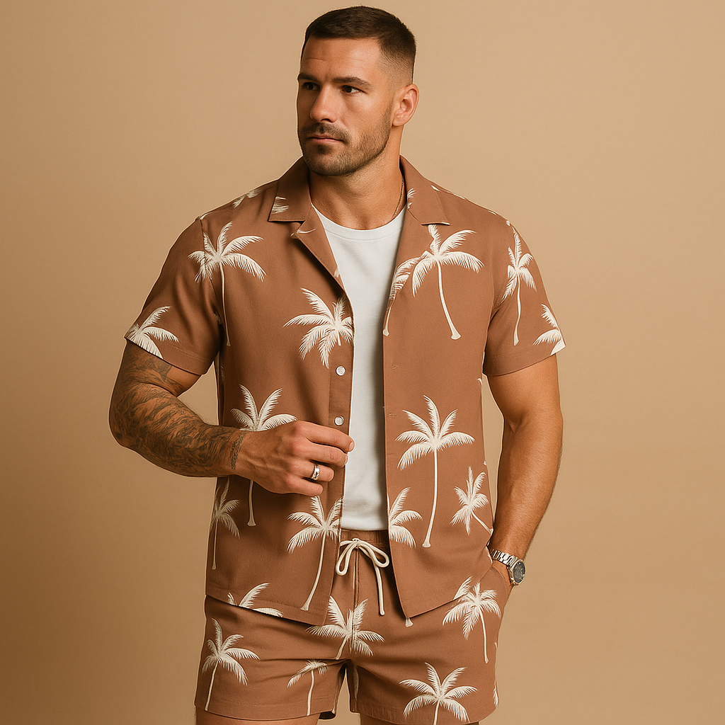 Zomerset voor heren met tropische palmbomen- en verenprint, perfect voor zonnige vakantiedagen en zomerse uitstapjes.