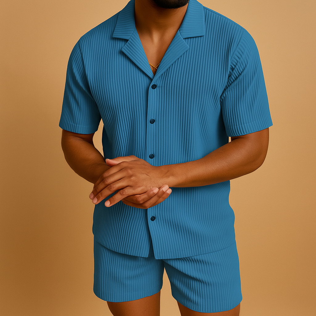 Tweedelige zomeroutfit voor heren met verfijnd design, elegante afwerking en comfortabele pasvorm, ideaal voor stijlvolle zomerse gelegenheden.