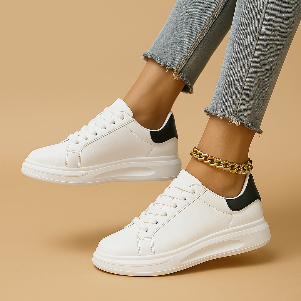 Witte leren sneakers voor dames met strak minimalistisch design, ideaal voor dagelijks gebruik en casual outfits.