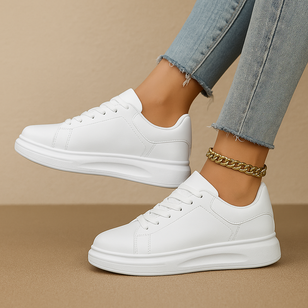 Witte leren sneakers voor dames met strak minimalistisch design, ideaal voor dagelijks gebruik en casual outfits.