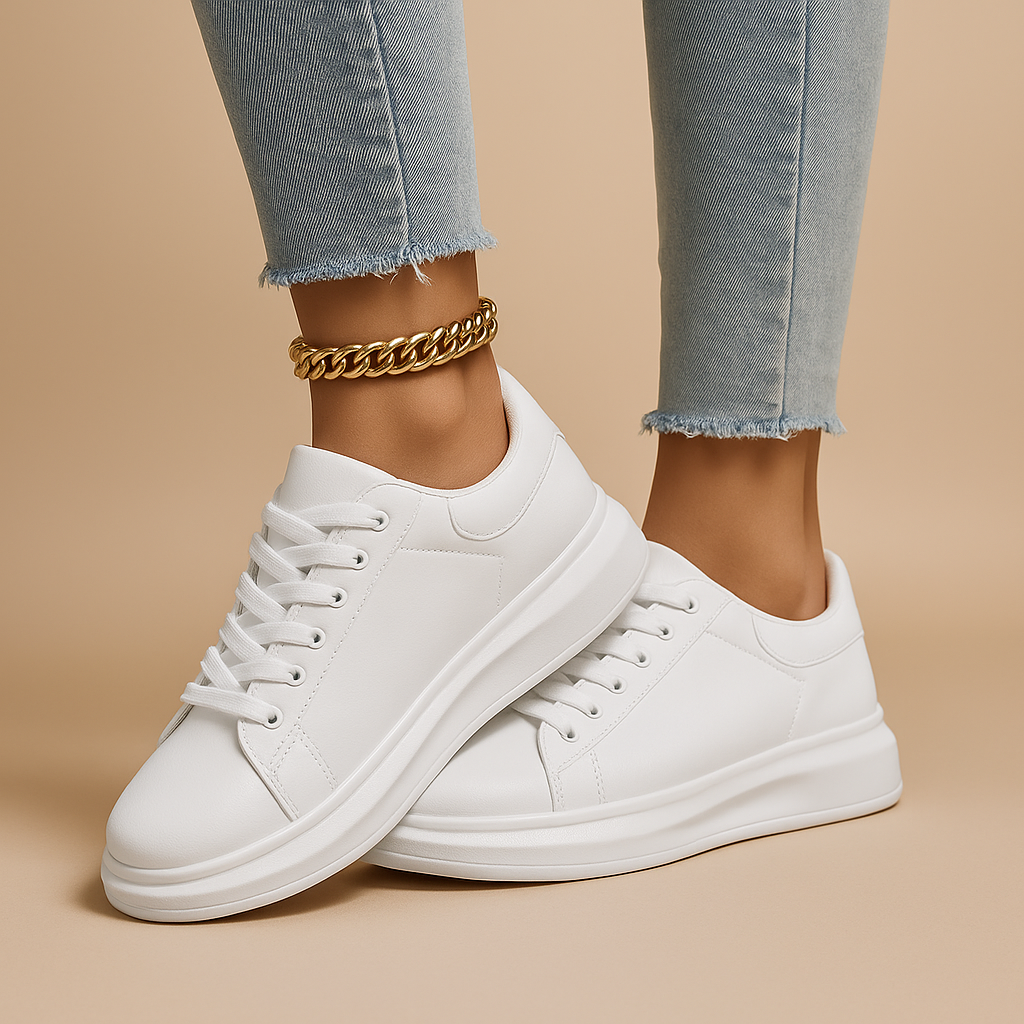 Witte leren sneakers voor dames met strak minimalistisch design, ideaal voor dagelijks gebruik en casual outfits.