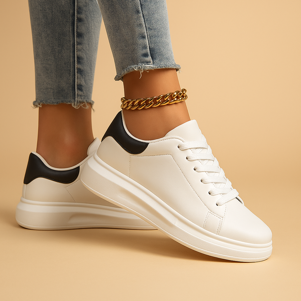Witte leren sneakers voor dames met strak minimalistisch design, ideaal voor dagelijks gebruik en casual outfits.
