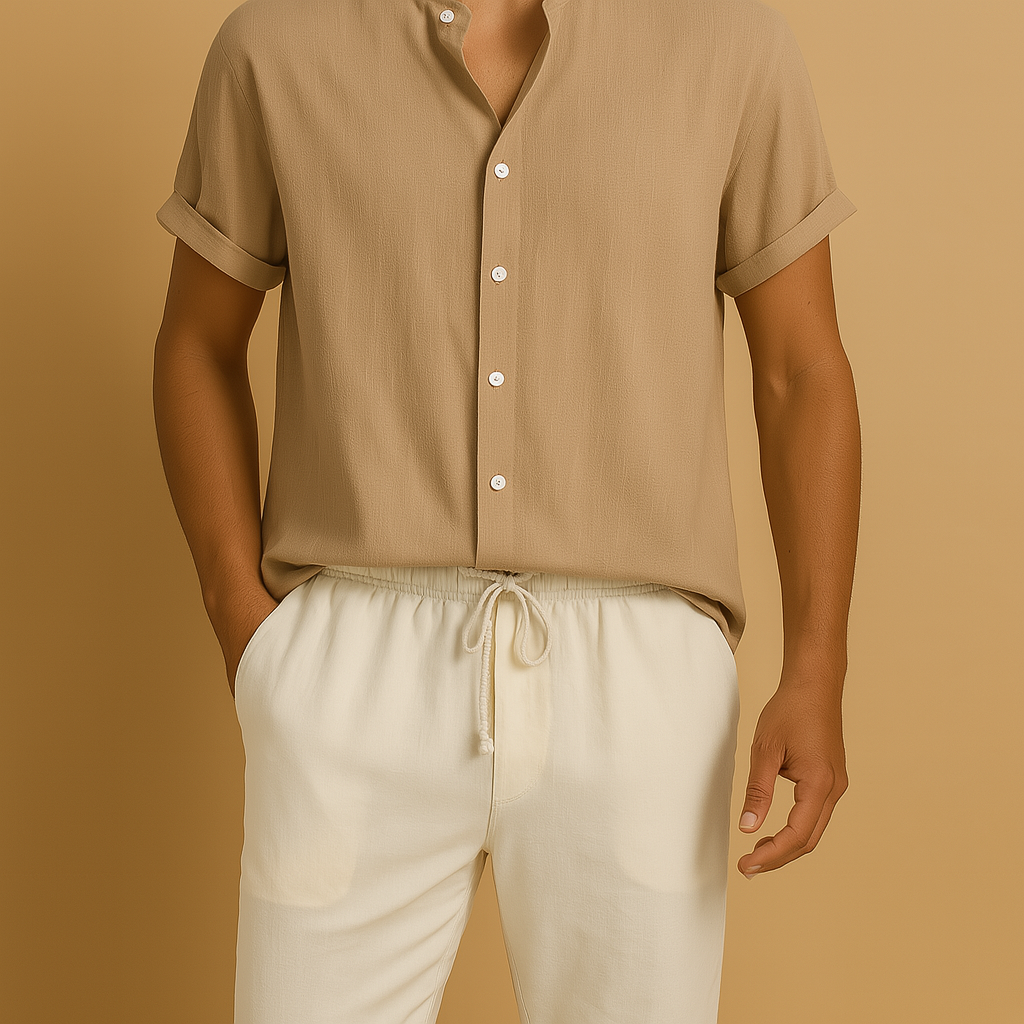 Tweedelige zomeroutfit voor heren met tijdloos design, luchtige pasvorm en ademende stof, perfect voor warme dagen en semi-formele momenten.