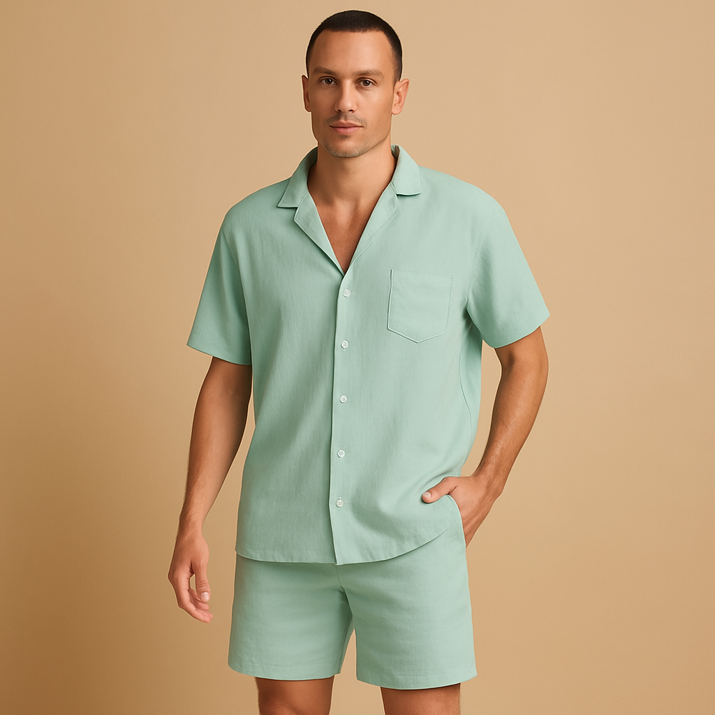Herenset met V-hals shirt en elastische shorts, ideaal voor informele zomerse dagen, ontspanning en dagelijks comfort.