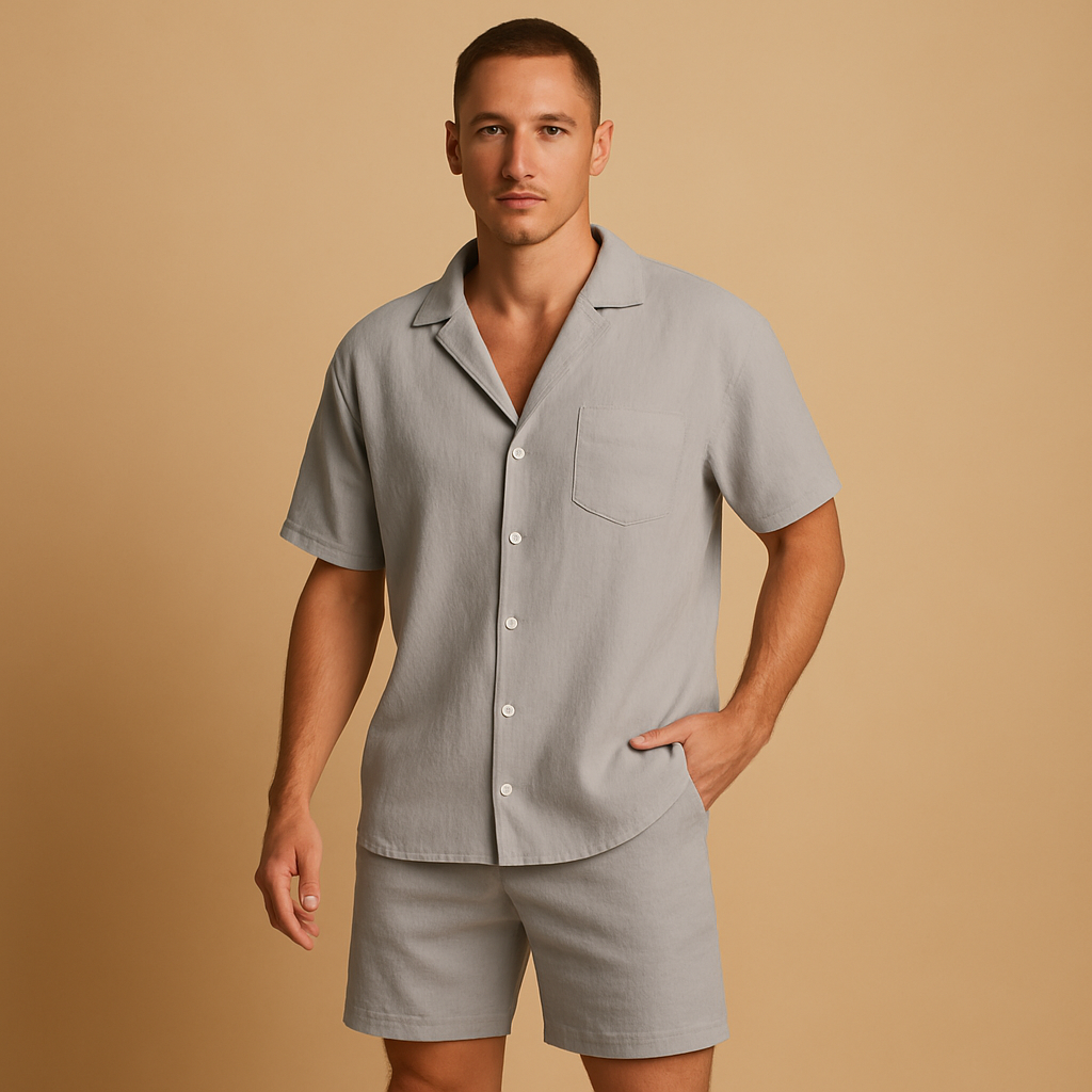 Herenset met V-hals shirt en elastische shorts, ideaal voor informele zomerse dagen, ontspanning en dagelijks comfort.