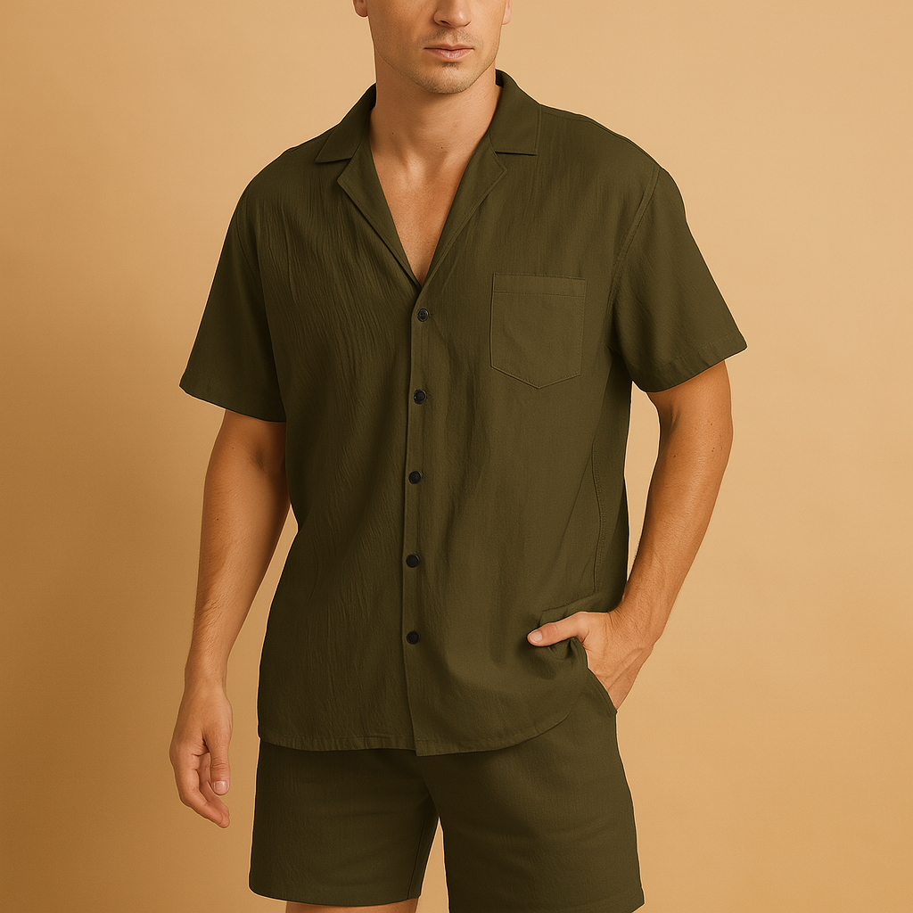 Herenset met V-hals shirt en elastische shorts, ideaal voor informele zomerse dagen, ontspanning en dagelijks comfort.