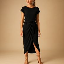 Casual zomerjurk met korte mouwen voor dames, gemaakt van lichte stof, ideaal voor warme dagen en zomerse gelegenheden.