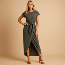 Casual zomerjurk met korte mouwen voor dames, gemaakt van lichte stof, ideaal voor warme dagen en zomerse gelegenheden.