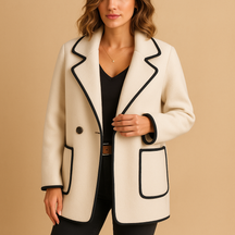 Gevoerde dames blazer met moderne pasvorm in casual stijl, perfect voor koudere dagen en veelzijdig te combineren.