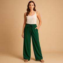 Luchtige damesbroek met elastische tailleband en losse pasvorm, geschikt voor zomerse casual of chique outfits.