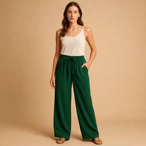 Luchtige damesbroek met elastische tailleband en losse pasvorm, geschikt voor zomerse casual of chique outfits.