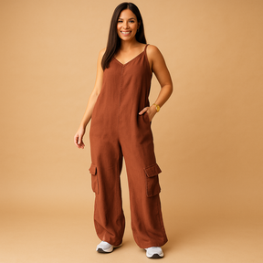 Stijlvolle denim jumpsuit voor dames met diepe V-hals, open rug en rechte pijpen – ideaal voor casual dagen of festivals.