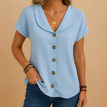 Elegante damesblouse met klassieke kraag, knoopsluiting en ademende pasvorm, ideaal voor werk of casual outfits.
