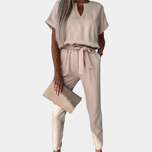 Elegante dames jumpsuit met getailleerde pasvorm in zwart, roze of khaki, perfect voor formele gelegenheden en stijlvolle momenten.