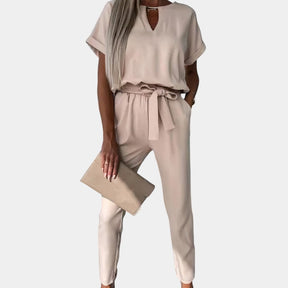 Elegante dames jumpsuit met getailleerde pasvorm in zwart, roze of khaki, perfect voor formele gelegenheden en stijlvolle momenten.