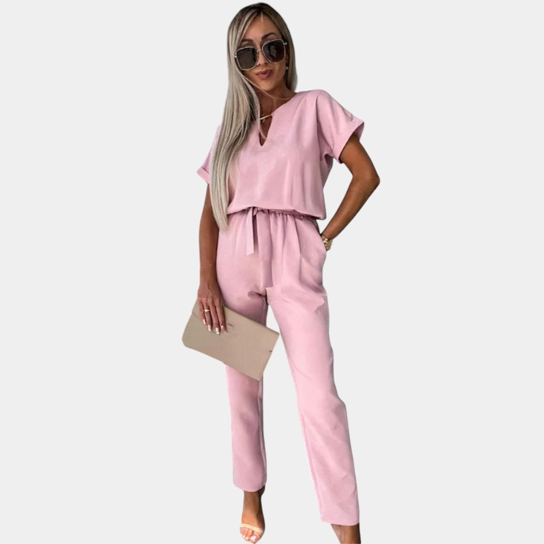 Elegante dames jumpsuit met getailleerde pasvorm in zwart, roze of khaki, perfect voor formele gelegenheden en stijlvolle momenten.
