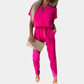 Elegante dames jumpsuit met getailleerde pasvorm in zwart, roze of khaki, perfect voor formele gelegenheden en stijlvolle momenten.