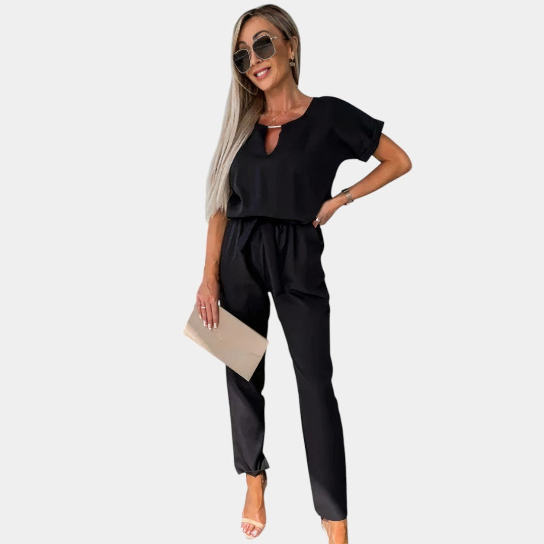 Elegante dames jumpsuit met getailleerde pasvorm in zwart, roze of khaki, perfect voor formele gelegenheden en stijlvolle momenten.