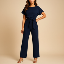 Getailleerde dames jumpsuit met hoge taille en vrouwelijk veterdetail, ideaal voor werk, avondjes uit en casual chique outfits.