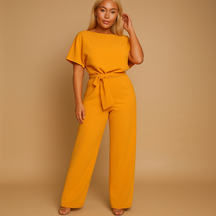 Getailleerde dames jumpsuit met hoge taille en vrouwelijk veterdetail, ideaal voor werk, avondjes uit en casual chique outfits.