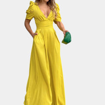 Lange dames jumpsuit met getailleerde pasvorm en elegant ontwerp, perfect voor gala’s, diners en formele evenementen. Beschikbaar in vijf stijlvolle kleuren.