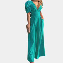 Lange dames jumpsuit met getailleerde pasvorm en elegant ontwerp, perfect voor gala’s, diners en formele evenementen. Beschikbaar in vijf stijlvolle kleuren.