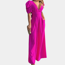 Lange dames jumpsuit met getailleerde pasvorm en elegant ontwerp, perfect voor gala’s, diners en formele evenementen. Beschikbaar in vijf stijlvolle kleuren.