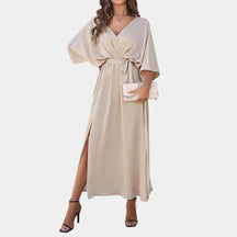 Vrouw draagt elegante V-hals jurk voor dames, geschikt voor dagelijkse en feestelijke gelegenheden.