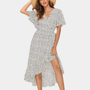Dames wikkeljurk met V-hals, speelse print en asymmetrische rok – perfect voor zomer, strand en tuinfeest