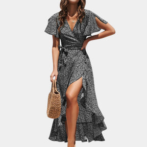 Dames wikkeljurk met V-hals, speelse print en asymmetrische rok – perfect voor zomer, strand en tuinfeest