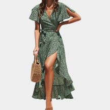 Dames wikkeljurk met V-hals, speelse print en asymmetrische rok – perfect voor zomer, strand en tuinfeest