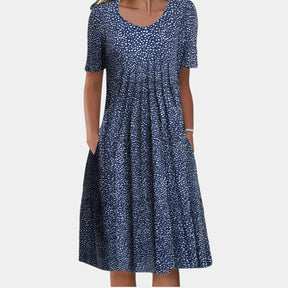 Dames midi-jurk met zomerse prints en comfortabele pasvorm, perfect voor warme dagen en vakantie.