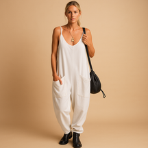 Zomerjurk voor dames met wijde pasvorm in luchtige stof, ideaal voor casual uitjes en warme zomerdagen.