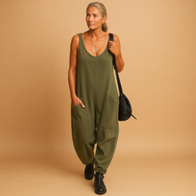 Zomerjurk voor dames met wijde pasvorm in luchtige stof, ideaal voor casual uitjes en warme zomerdagen.