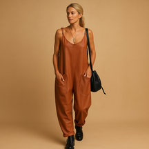 Zomerjurk voor dames met wijde pasvorm in luchtige stof, ideaal voor casual uitjes en warme zomerdagen.