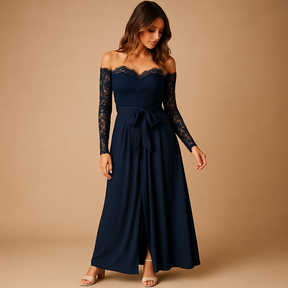 Off-shoulder dames jumpsuit met kanten details en split in marineblauw, perfect voor galafeesten en elegante avonden.
